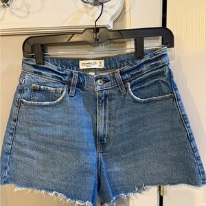 Abercrombie & Fitch Women's 90’s relaxed cutoff  high rise curve love Shorts